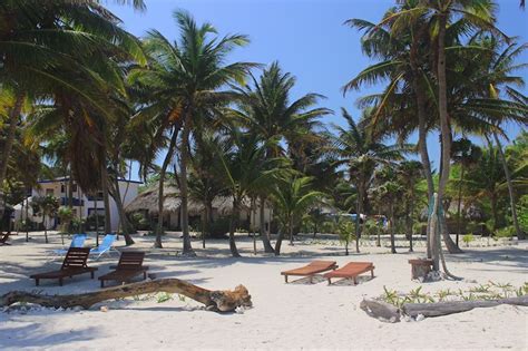 nude beach cancun|Playa Sonrisa